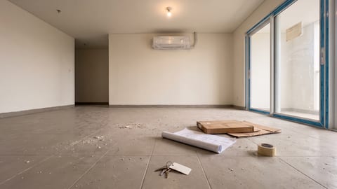 Unit apartemen dalam kondisi baru serah terima dari developer dengan plastik pelindung dan kardus di lantai