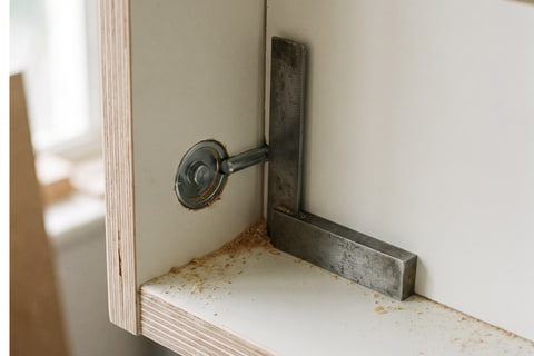 Detail sambungan sudut kabinet multiplek 18 mm dengan edging PVC 2 mm sebelum pemasangan pintu