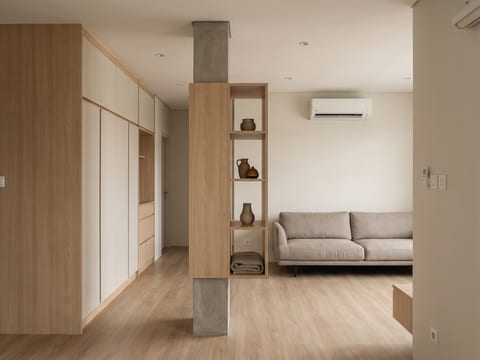 Pandangan dari pintu masuk ke ruang tamu, penyimpanan HPL oak natural dan putih doff sampai plafon 2,75 m