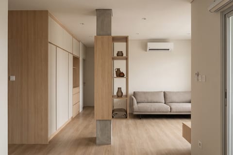 Pandangan dari pintu masuk ke ruang tamu, penyimpanan HPL oak natural dan putih doff sampai plafon 2,75 m