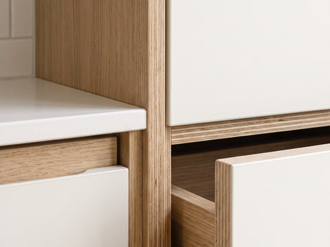 Detail sambungan pintu kabinet HPL putih doff pada body multiplek 18 mm dengan edging PVC 2 mm
