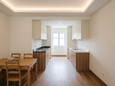 Dapur dan ruang makan menyatu setelah satu dinding pemisah non-struktural dibuka, lantai engineered wood