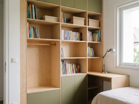 Kamar anak dengan sistem penyimpanan modular berpanel HPL yang bisa diganti tanpa membongkar rangka