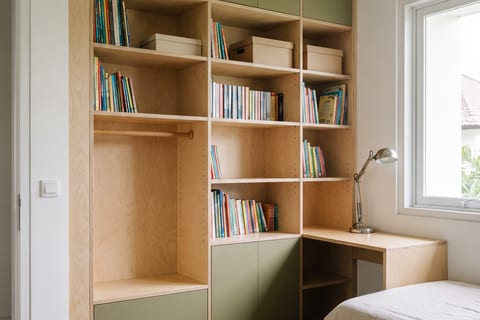 Kamar anak dengan sistem penyimpanan modular berpanel HPL yang bisa diganti tanpa membongkar rangka