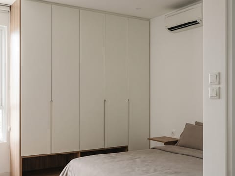 Kamar tidur utama dengan lemari finishing duco pada pintu dan HPL pada body, plafon datar 2,6 m