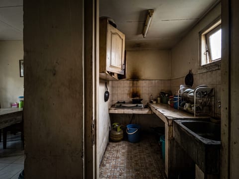 Sebelum — dapur tertutup rapat dengan dinding masif memisahkannya dari ruang makan, keramik lantai tahun 1996
