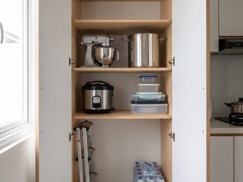 Tall unit dapur tinggi 2,4 m dalam kondisi terbuka, menampung peralatan besar yang sebelumnya di lantai