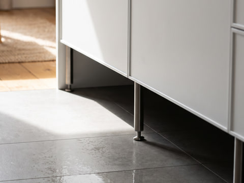 Detail kaki stainless setinggi 10 cm di bawah kabinet dapur, celah bebas di atas lantai keramik