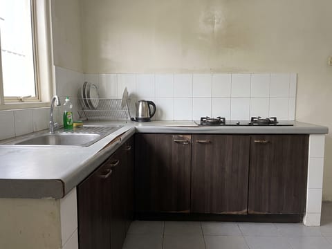 Sebelum — sudut area cuci dengan area cuci, kompor, dan penyajian dalam satu garis tanpa pemisahan zona