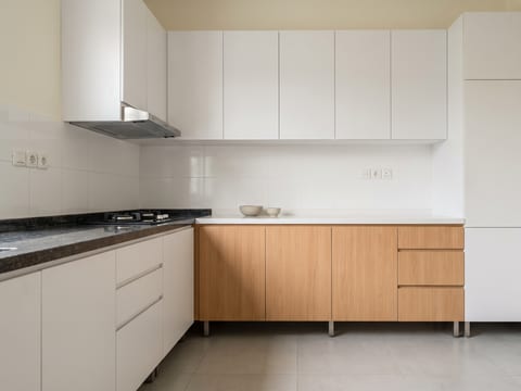 Dapur Scandinavian 9,2 m² dengan kabinet bawah 4,4 meter lari, pintu HPL putih doff dan kayu terang