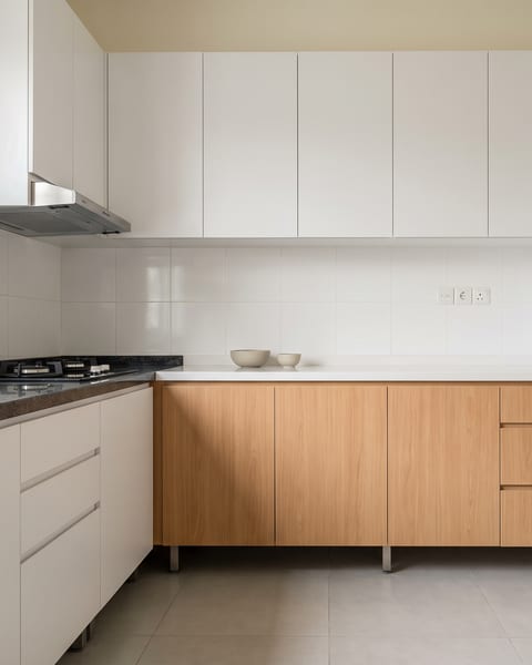 Dapur Scandinavian 9,2 m² dengan kabinet bawah 4,4 meter lari, pintu HPL putih doff dan kayu terang