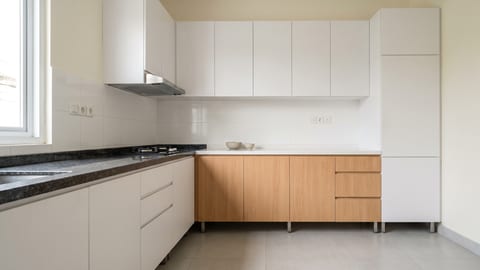 Dapur Scandinavian 9,2 m² dengan kabinet bawah 4,4 meter lari, pintu HPL putih doff dan kayu terang