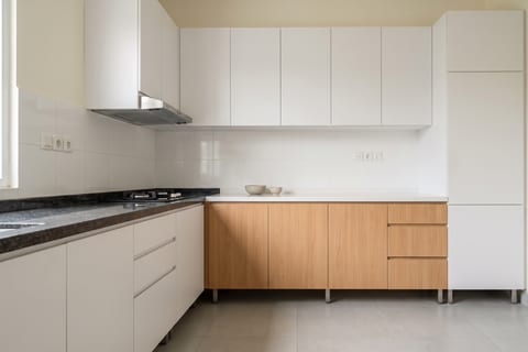 Dapur Scandinavian 9,2 m² dengan kabinet bawah 4,4 meter lari, pintu HPL putih doff dan kayu terang