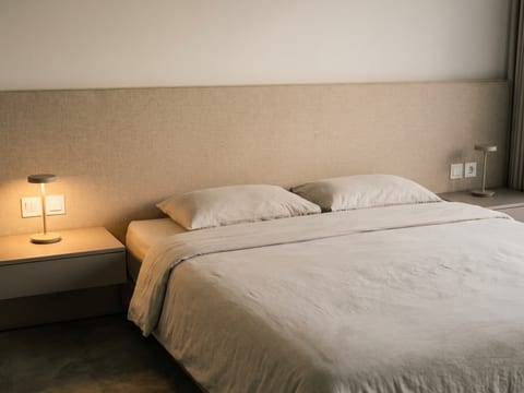 Headboard fabric linen look dengan busa density tinggi dan nakas melayang berlampu tidur dimmable