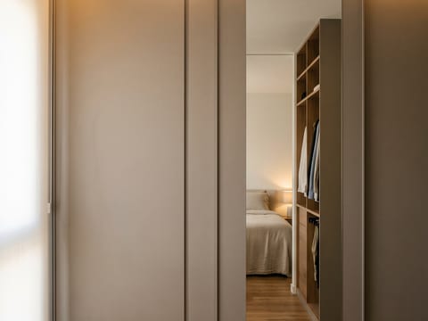 Pintu geser lorong closet dengan satu bidang panel cermin dan LED strip di dalam lemari