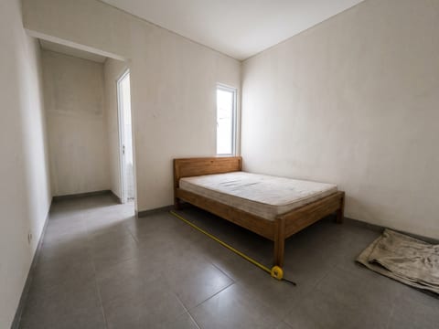 Sebelum — kamar utama tanpa lemari, area transisi menuju kamar mandi hanya jadi lorong kosong