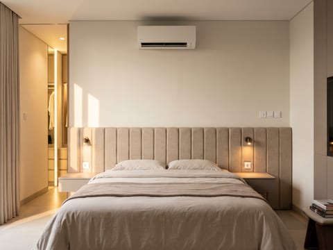 Kamar tidur utama kontemporer dengan headboard fabric linen look dan nakas melayang 3,2 meter lari