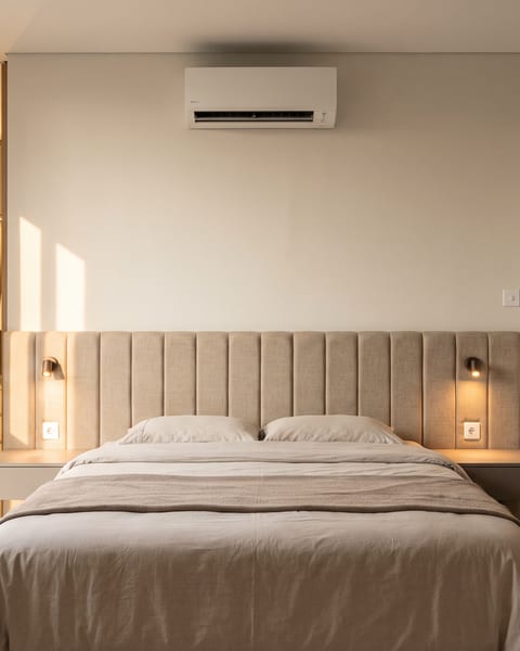 Kamar tidur utama kontemporer dengan headboard fabric linen look dan nakas melayang 3,2 meter lari
