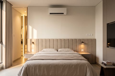 Kamar tidur utama kontemporer dengan headboard fabric linen look dan nakas melayang 3,2 meter lari
