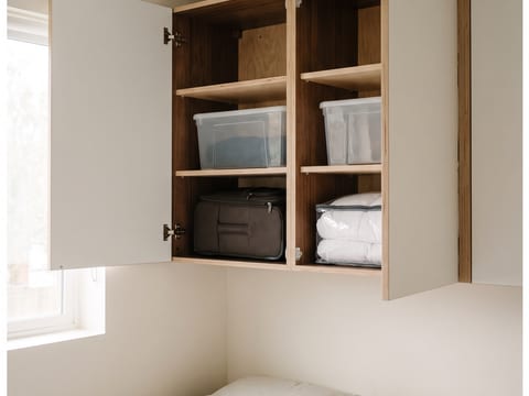 Penyimpanan atas unit studio dalam kondisi terbuka, memperlihatkan rak dan komponen modular