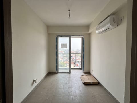 Sebelum — unit studio serah terima dalam kondisi kosong dengan keramik developer dan satu titik lampu