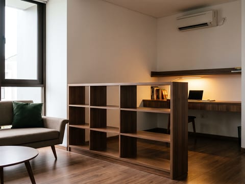 Ruang keluarga Mid-Century 34 m² dengan meja kerja permanen dan rak terbuka setinggi 1,2 m sebagai pembatas
