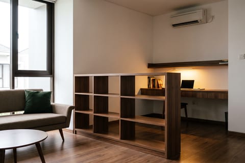 Ruang keluarga Mid-Century 34 m² dengan meja kerja permanen dan rak terbuka setinggi 1,2 m sebagai pembatas