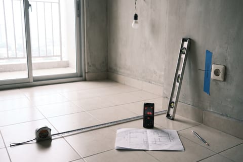 Pengukuran lapangan pada unit apartemen kosong, mencatat dimensi dinding dan posisi stop kontak eksisting