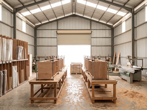 Workshop produksi 400 m² di Jatiasih yang sedang beroperasi, panel tersusun dan meja kerja perakitan
